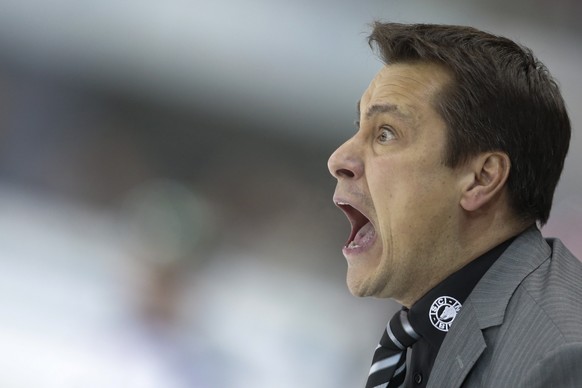 L&#039;entraineur bernois Guy Boucher reagit, lors du 2e match du quart de finale de play off de National League A du championnat suisse de hockey sur glace, saison 2014-2015, entre le Lausanne Hockey ...