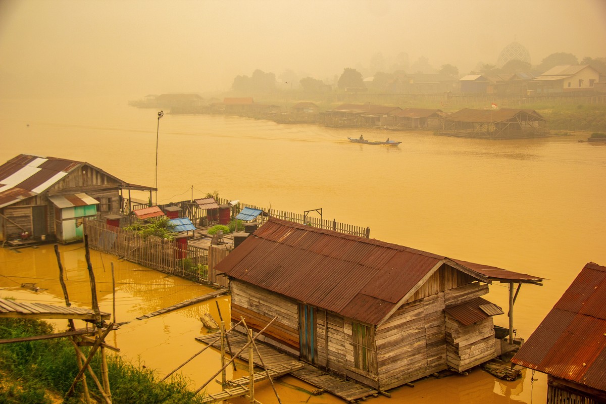 epa13303242 Thick wildfire haze shrouds the Kahayan River in Palangkaraya, Central Kalimantan, Indonesia, 14 October 2026. Civil society groups in Borneo have filed a class-action lawsuit demanding th ...