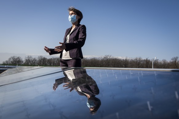 La conseillere federale Simonetta Sommaruga parle lors de l&#039;inauguration de la centrale solaire thermique SIG SolarCAD II le jeudi 25 fevrier 2021 au Lignon pres de Geneve. (KEYSTONE/Jean-Christo ...