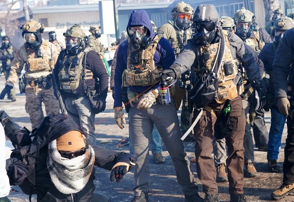 epa12678540 Federal officers use pepper spray on protesters as they confront police following a fatal shooting in Minneapolis, Minnesota, USA, 24 January 2026. Tensions rose in the city after federal  ...