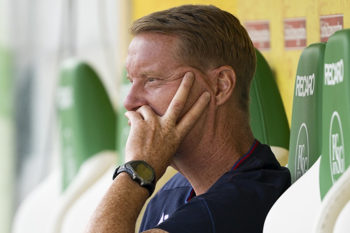 Basels Trainer Timo Schultz vor dem Fussball Super League Spiel zwischen dem FC St. Gallen und dem FC Basel, am Samstag, 22. Juli 2023, im Kybunpark in St. Gallen. (KEYSTONE/Gian Ehrenzeller)