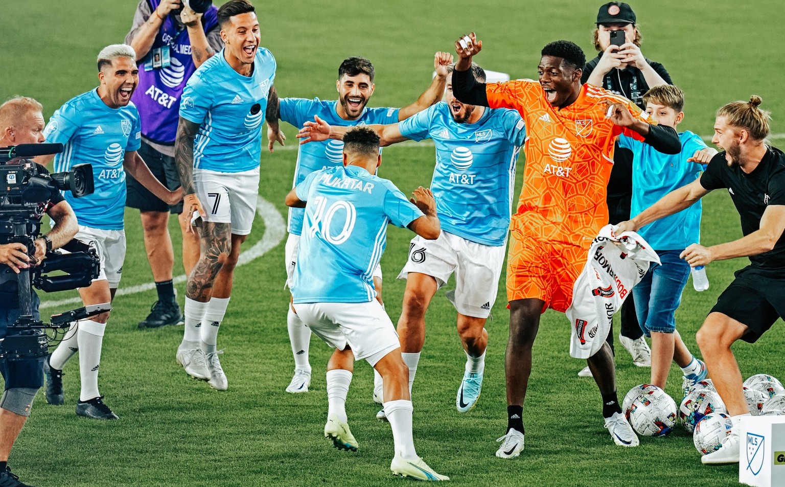 Hany Mukhtar darf sich am Ende als Challenge-Winner feiern lassen.