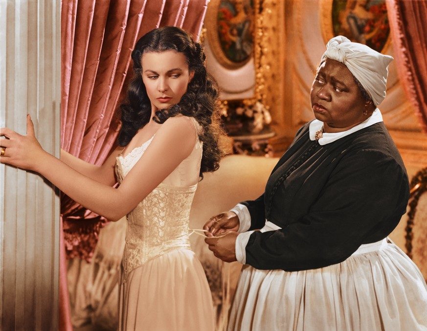 Vivien Leigh als «Scarlett» wird von Hattie McDaniel als «Mammy» geschnürt. McDaniel gewann für diese Rolle als erste Nicht-Weisse einen Oscar.