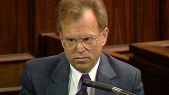 Dr. Jerome Oziel beim Menendez-Prozess.