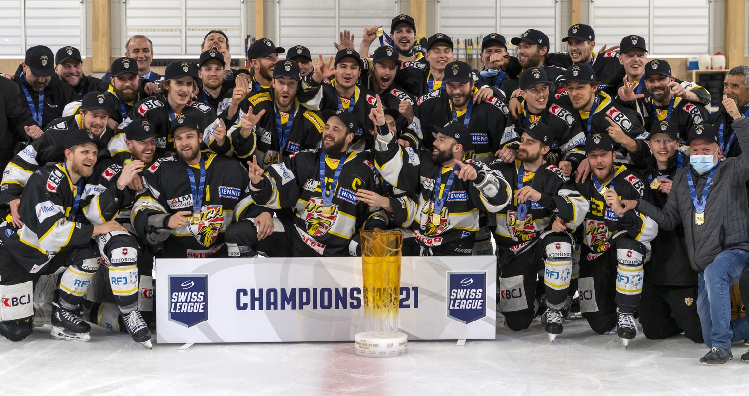 Ajoies Mannschaft jubelt mit dem Pokal nach dem sechsten Eishockey Playoff-Finalspiel der Swiss League zwischen dem HC Ajoie und dem EHC Kloten, in der Raiffeisen Arena in Pruntrut, am Mittwoch, 28. A ...