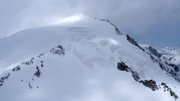 HANDOUT - 14 Skitourenfahrer sind am Sonntag, 29. April 2018 oberhalb von Arolla VS, in der Region &quot;Pigne d&#039;Arolla&quot;, in eine Schlechtwetterfront geraten und mussten die Nacht im Freien  ...