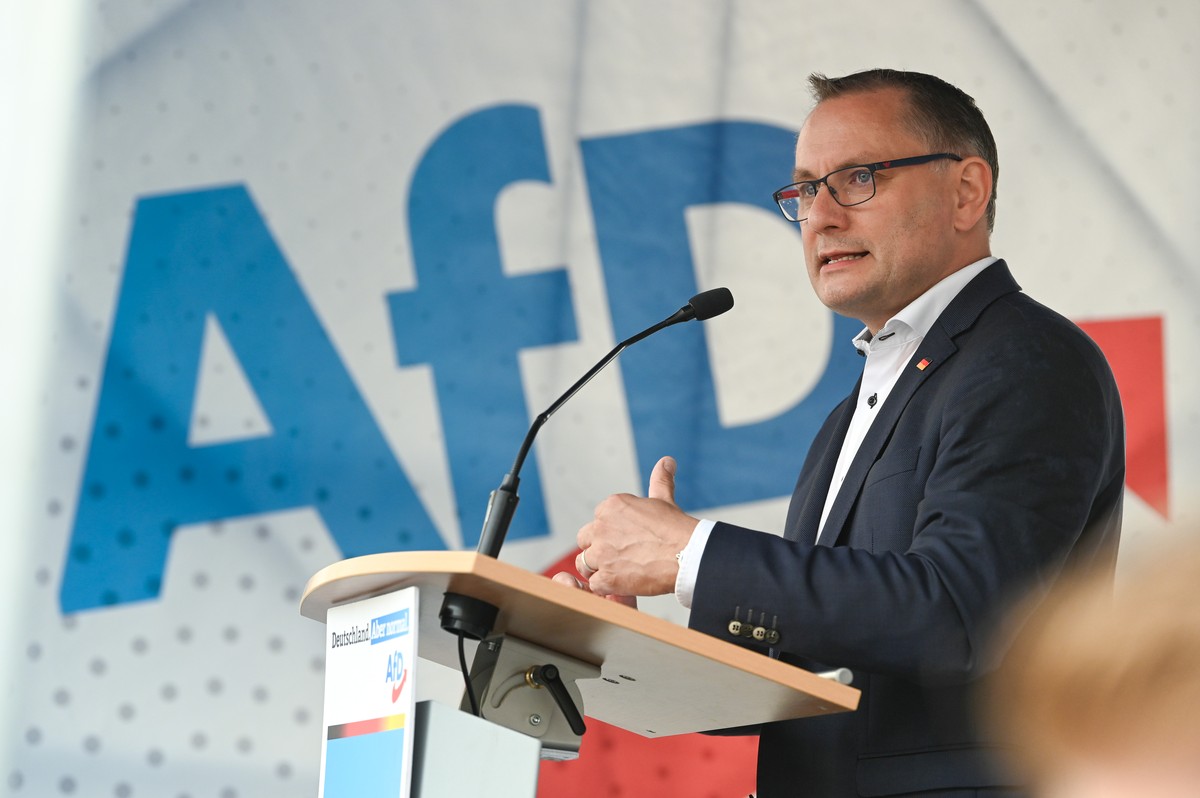 01.07.2023, Sachsen-Anhalt, Magdeburg: Tino Chrupalla, Bundessprecher der AfD, spricht auf einer AfD-Kundgebung unter dem Motto