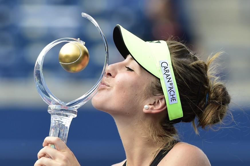 Bencic mit der Siegertrophäe des Turniers von Toronto.