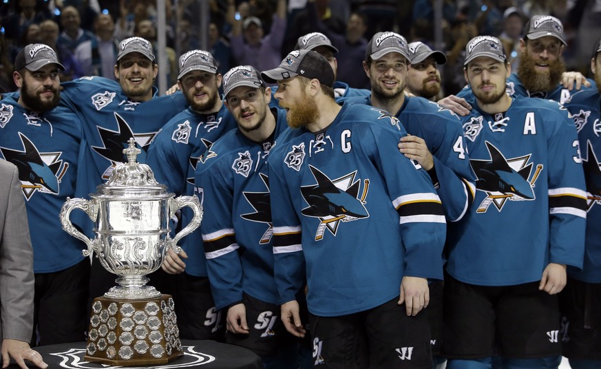 Die San Jose Sharks mit der&nbsp;Clarence S. Campbell Bowl.