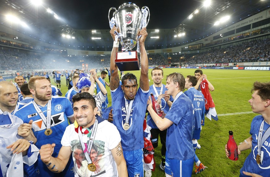 epa04761177 Gent&#039;s Renato Cardoso Neto celebrates with the trophy after winning the Jupiler Pro League title at the Ghelamco Arena in Gent, Belgium, 21 May 2015. EPA/JULIEN WARNAND