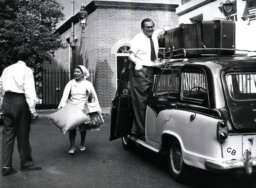 Vereinigtes Königreich Irland 8. August 1964 – Schatzkanzler und Familie fahren in den Urlaub nach Südfrankreich. Herr Reginald Maudling, der Schatzkanzler, und seine Familie verließen heute Morgen di ...