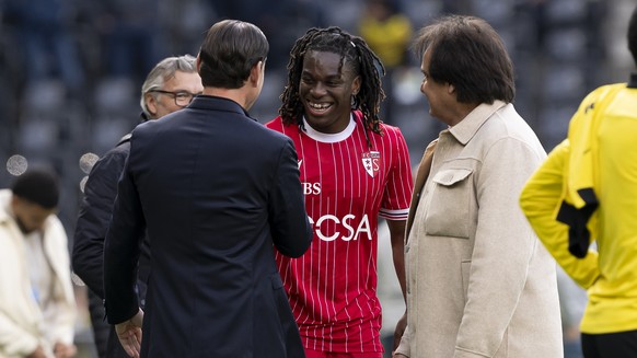 Winsley Boteli (SIO), Mitte, spricht mit Trainer Gerardo Seoane (YB), links, und neben der Praesident des FC Sion Christian Constantin, rechts, nach dem Unentschieden (3:3) im Fussball Meisterschaftss ...