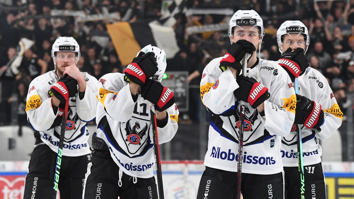 Delusion of Fribourg's players to end the second game of the pre playoffs of National League A Swiss Championship 2022/23 between, HC Lugano against Fribourg Gott