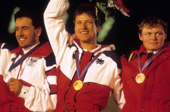Olympiasieger Hubert Strolz jubelt zwischen Paul Accola und Bernhad Gstrein.