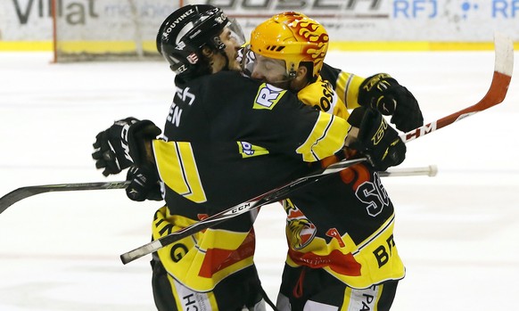 Jonathan Hazen, links, und Philip-Michael Devos, rechts, von Ajoie, feiern das 2-0 von Devos, im vierten Playoff-Finalspiel der National League B zwischen den Rapperswil-Jona Lakers und dem HC Ajoie,  ...