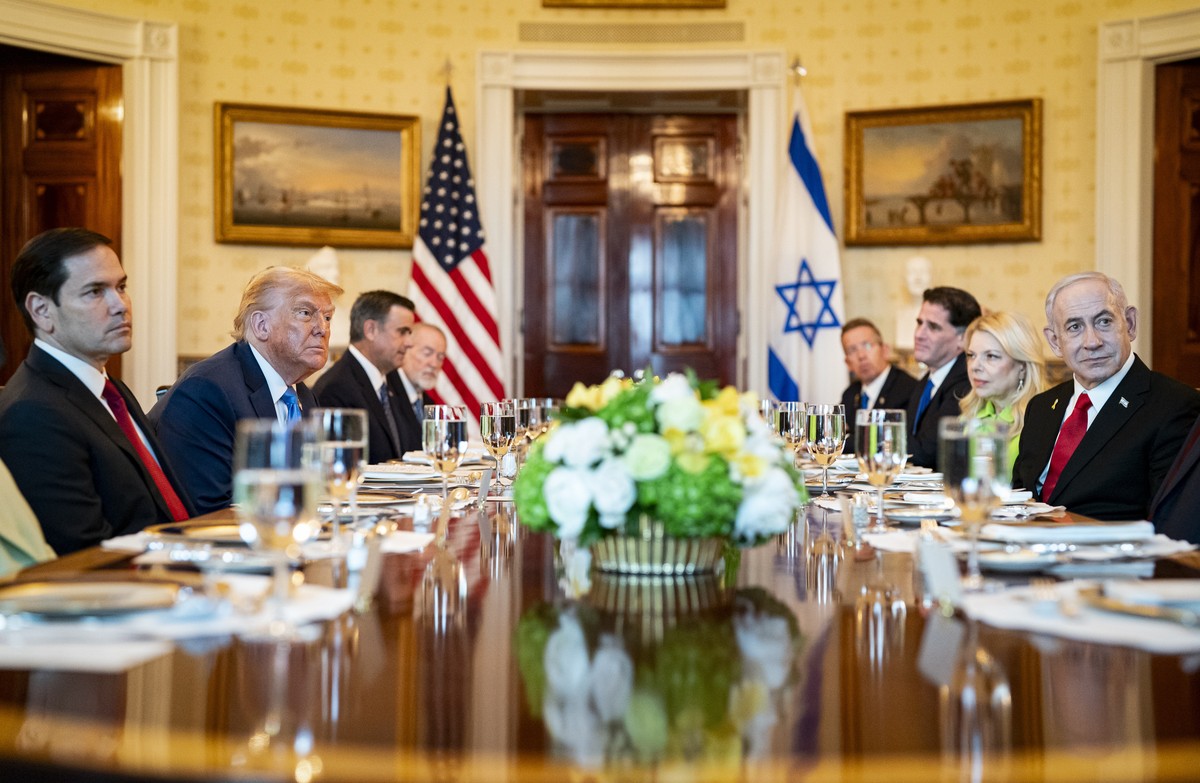 epa12223527 US President Donald Trump (C-L) and Israeli Prime Minister Benjamin Netanyahu (C-R) during a dinner in the Blue Room of the White House in Washington, DC, USA, 07 July 2025. Israeli Prime  ...