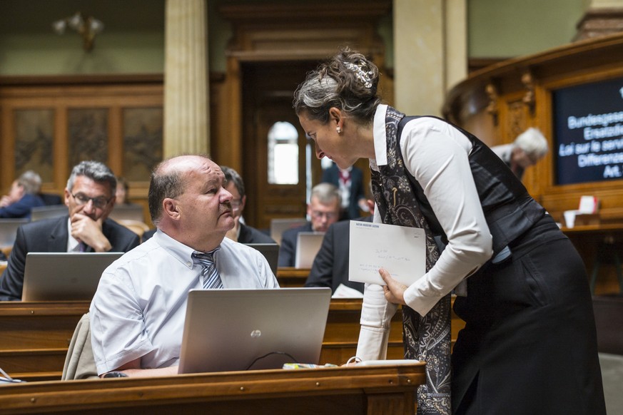 Felix Mueri, links, spricht mit Yvette Estermann, beide SVP-LU, im Nationalrat, am Dienstag, 15. September 2015, an der Herbstsession der Eidgenoessischen Raete in Bern. (KEYSTONE/Alessandro della Val ...