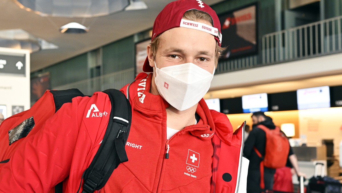 Skirennfahrer Marco Odermatt vor dem Abflug zu den Olympischen Winterspielen in Peking auf dem Flughafen Zuerich in Kloten, am Freitag, 28. Januar 2022. (KEYSTONE/Walter Bieri)