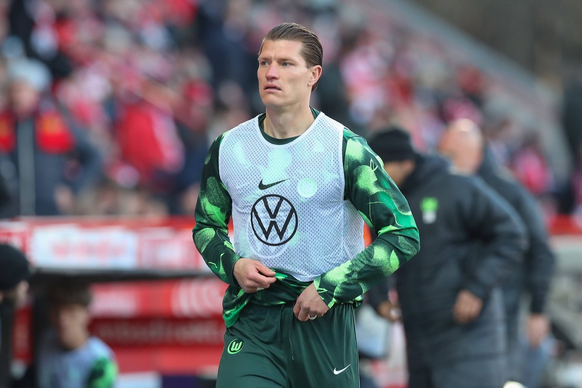 06.04.2025, xtgx, Fussball 1. Bundesliga, 1. FC Union Berlin - VfL Wolfsburg emspor, v.l. Kevin Behrens Wolfsburg, 17 Ersatzspieler DFL/DFB REGULATIONS PROHIBIT ANY USE OF PHOTOGRAPHS as IMAGE SEQUENC ...
