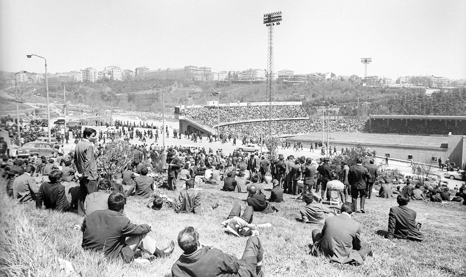 Bildnummer: 07757409 Datum: 25.04.1971 Copyright: imago/Ferdi Hartung
EM Qualifikation 1971 in Istanbul - Fans der Türkei verfolgen fernab des Ali Sami Yen Stadions das Geschehen; 3113a Fussball Herre ...