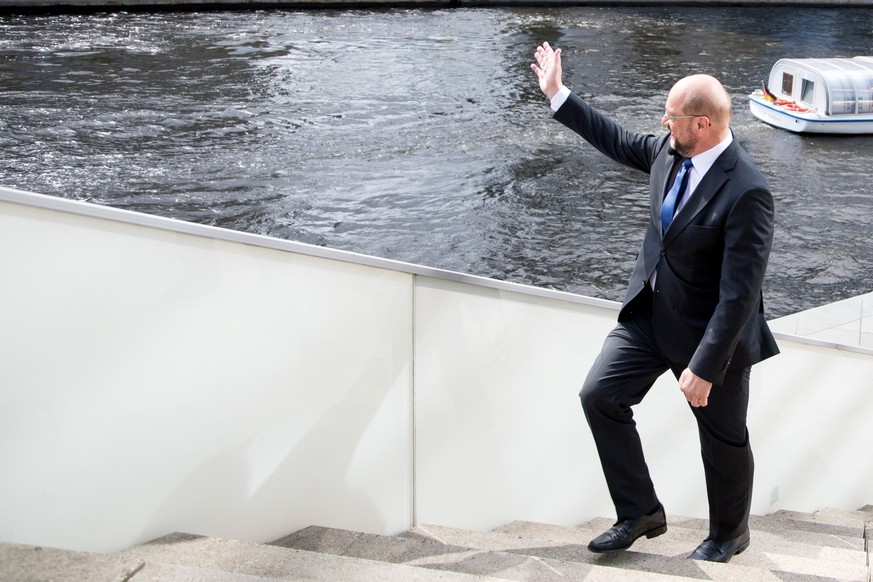 epa06166204 Martin Schulz, German Chancellor candidate and leader of the Social Democratic Party (SPD), waves on his way to the summer interview with German TV station ARD in Berlin, Germany, 27 Augus ...