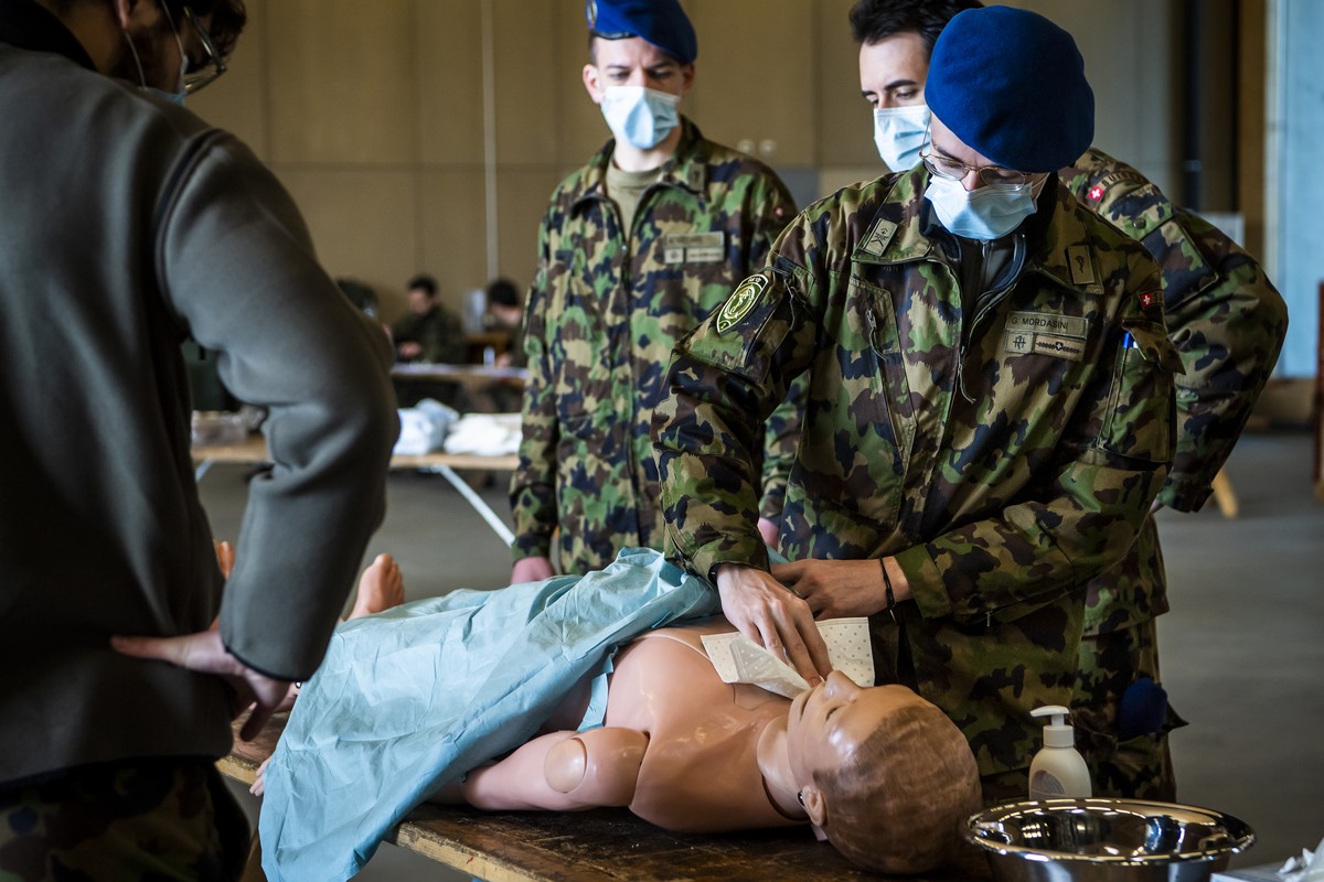 Soldiers from the Swiss Army "Bataillon Hopital 2" from "Division territoriale 1" practice health and medical exercises in the military camp before being deployed in support of pub ...