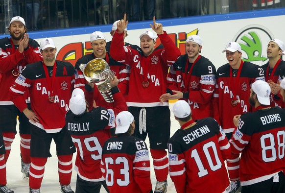 Canada&#039;s players celebrate with the trophy after defeating Russia in their Ice Hockey World Championship final game at the O2 arena in Prague, Czech Republic May 17, 2015. REUTERS/Laszlo Balogh