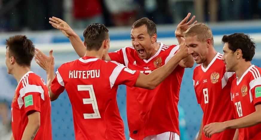 epa06822748 Artem Dzyuba (C) of Russia celebrates with teammates after scoring the 3-0 lead during the FIFA World Cup 2018 group A preliminary round soccer match between Russia and Egypt in St.Petersb ...