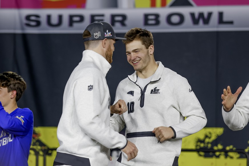epa12701285 New England Patriots quarterback Drake Maye (R) and Seattle Seahawks quarterback Sam Darnold (L) participate in the National Football League's (NFL) Super Bowl LX Opening Night event  ...