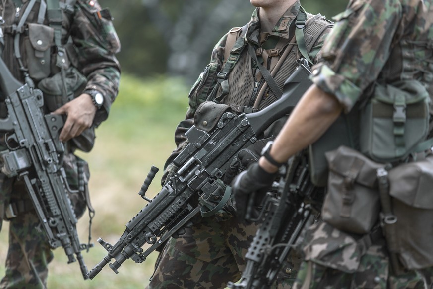 ARCHIVBILD ZUR HEUTIGEN EINREICHUNG DER KRIEGSGESCHAEFTE INITIATIVE, AM DONNERSTAG, 21. JUNI 2018 - Grenadier recruits carry Minimis (light machine guns, LMg 05), pictured during an exercize within th ...