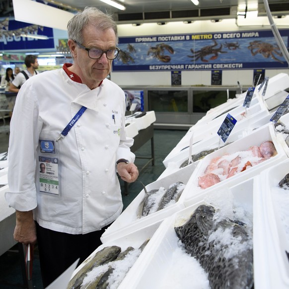 epa06849840 Emil Bolli, the chef of the Swiss national soccer team, shops at a supermarket, in Togliatti, Russia, Friday, June 29, 2018. Team Switzerland is based in Togliatti in the Samara district f ...
