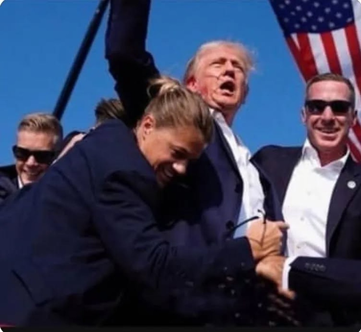 Das Foto mit lächelnden Sicherheitskräften ist gefälscht.