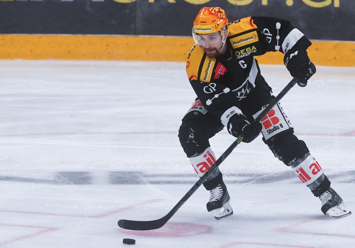 Lugano's Top Scorer Mark Arcobello in action, during the preliminary round game of National League A (NLA) Swiss Championship 2020/21 between HC HC Lugano and HC Geneve-Servette at the ice stadiu ...