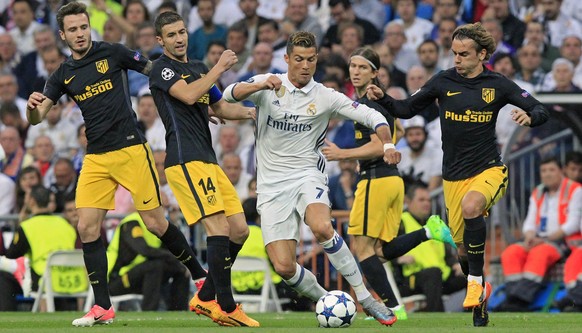 epa05941088 Real Madrid&#039;s Cristiano Ronaldo (C) controls the ball during the UEFA Champions League semifinal first leg soccer match between Real Madrid and Atletico Madrid at the Santiago Bernabe ...