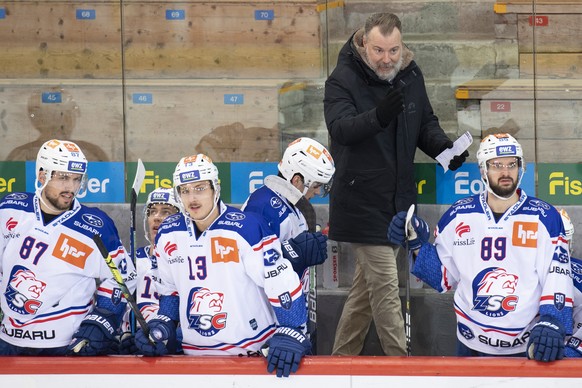 Lions Head Coach, Rikrad Groenborg, 2. von rechts, waehrend dem Meisterschaftsspiel der National League zwischen den SCL Tigers und den ZSC Lions, am Samstag, 2. Januar 2021, im Ilfisstadion in Langna ...