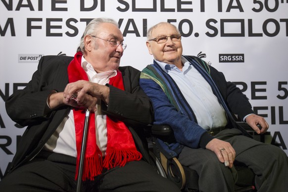 Mathias Gnädinger, links, und Jörg Schneider, rechts, bei der Filmpremiere ihres Films «Usfahrt Oerlike».