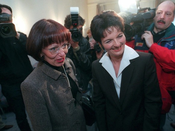Bundesratskandidatinnen Ruth Metzler (Rechts) und Rita Roos stehen am Samstag 20. Februar 1999 in Bern zum persoenlichen Kennenlernen durch diverse Parlamentarierinnen aller Parteien im Mittelpunkt de ...