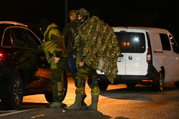 November 4, 2023, Hamburg: Police officers with special equipment and special camouflage are on duty at the airport.  Hamburg Airport is closed after a vehicle entered the grounds...