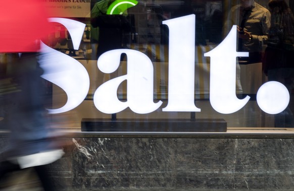ARCHIVBILD ZUM UMSATZ BEI SALT --- Sicht auf das Salt-Logo am Baerenplatz, am Freitag, 15. Mai 2015, in Bern. Nach der Uebernahme durch den franzoesischen Unternehmer Xavier Niel hat sich der Mobilfun ...