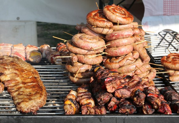 Riesenmenge Grillwaren – Fleisch, Würste, Spare Ribs, Spiessli.