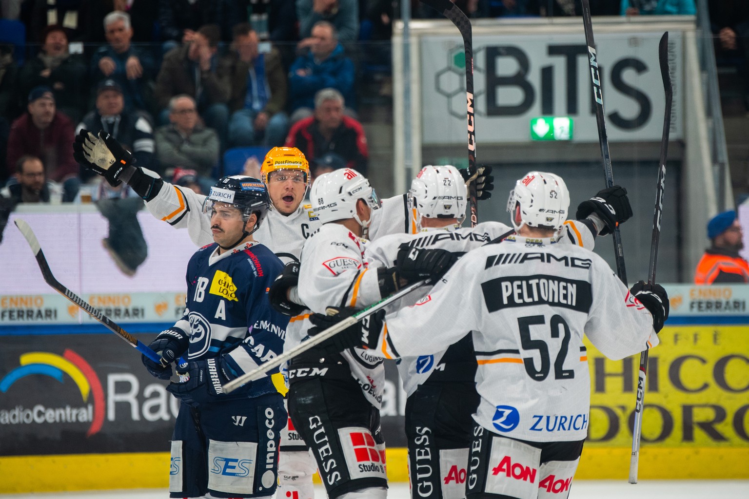 Lugano&#039;s player Calvin Thuerkauf, left, celebrates the 4-4 goal with teammates, during the first round Play-in game of National League Swiss Championship 2023/24 between HC Ambri Piotta and HC Lu ...