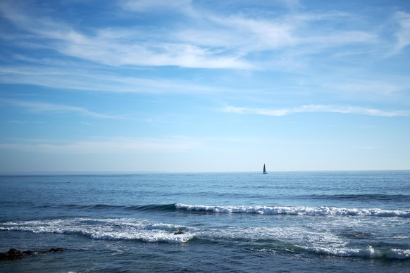 estoril portugal sonne blauer himmel meer wellen segelschiff ferne horizont sommer