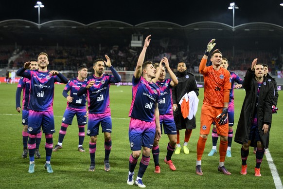 Les joueurs luganais celebrent la victoire a la fin de la rencontre de football de Super League entre le FC Sion et FC Lugano ce samedi 12 mars 2022 au stade de Tourbillon a Sion. (KEYSTONE/Laurent Gi ...