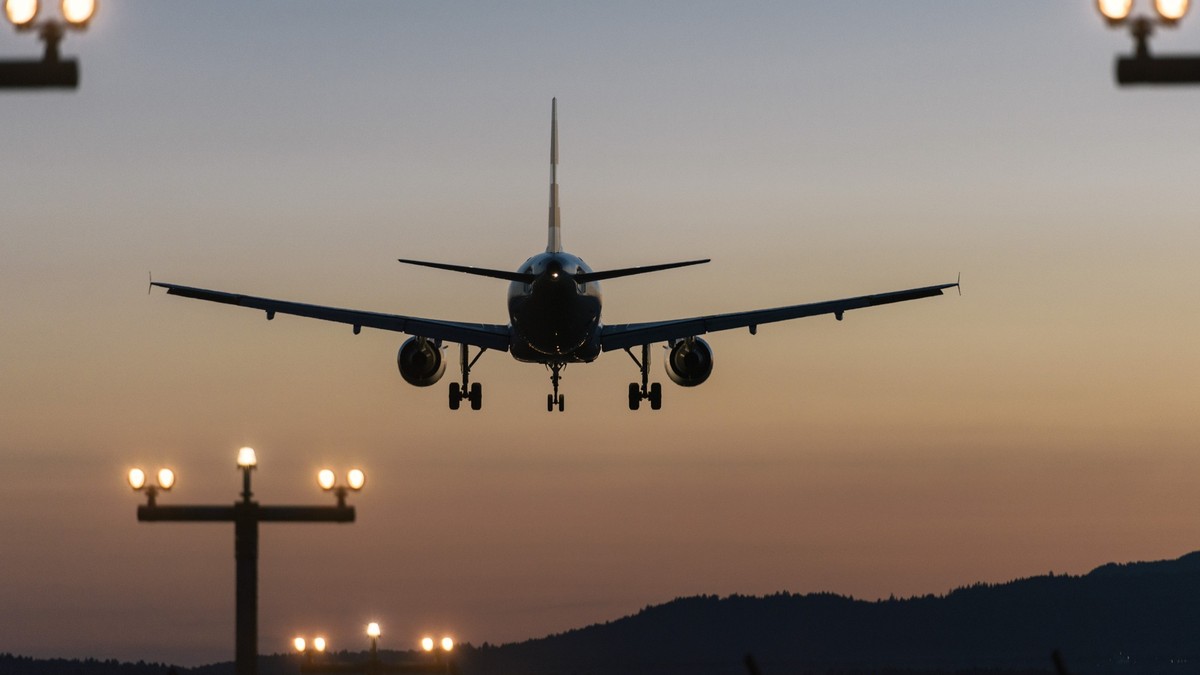 An airplane lands at Zurich Airport in Kloten in the Canton of Zurich, Switzerland, on the evening of August 14, 2017. (KEYSTONE/Christian Beutler)

Ein Flugzeug befindet sich im Landeanflug, aufgenom ...