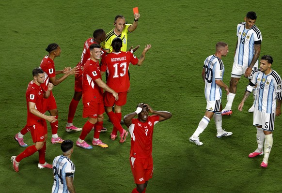 epa13106284 Breel Embolo (C bottom) of Switzerland is shown the red card by referee Joao Pedro Silva Pinheiro during the FIFA World Cup 2026 quarterfinals match Argentina vs Switzerland, in Kansas Cit ...