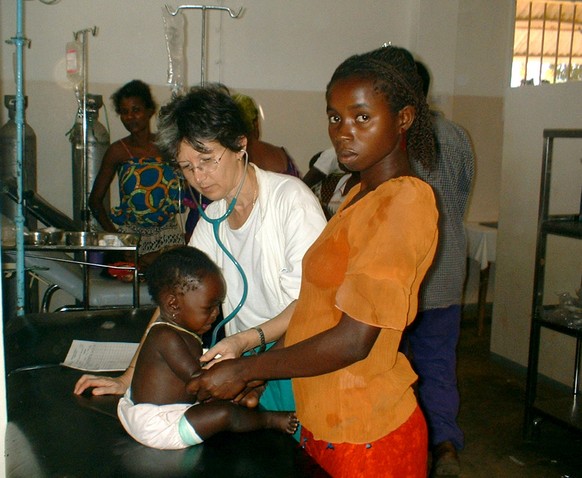 Die italienische Ärztin&nbsp;Maria Bonino (M.), die für die Non-Profit-Organisation Cuamm Medici con l'Africa arbeitete,&nbsp;starb 2005 in Angola am Marburg-Fieber.&nbsp;<br data-editable="remove">