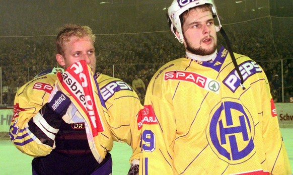 Konsternierte Davoser Spieler Reto von Arx (links) und Michel Riesen, nach dem verlorenen Finalspiel gegen den EV Zug, am Samstag, 11. April 1998, in Davos. Eine Woche vor Beginn der Eishockey-WM in Z ...
