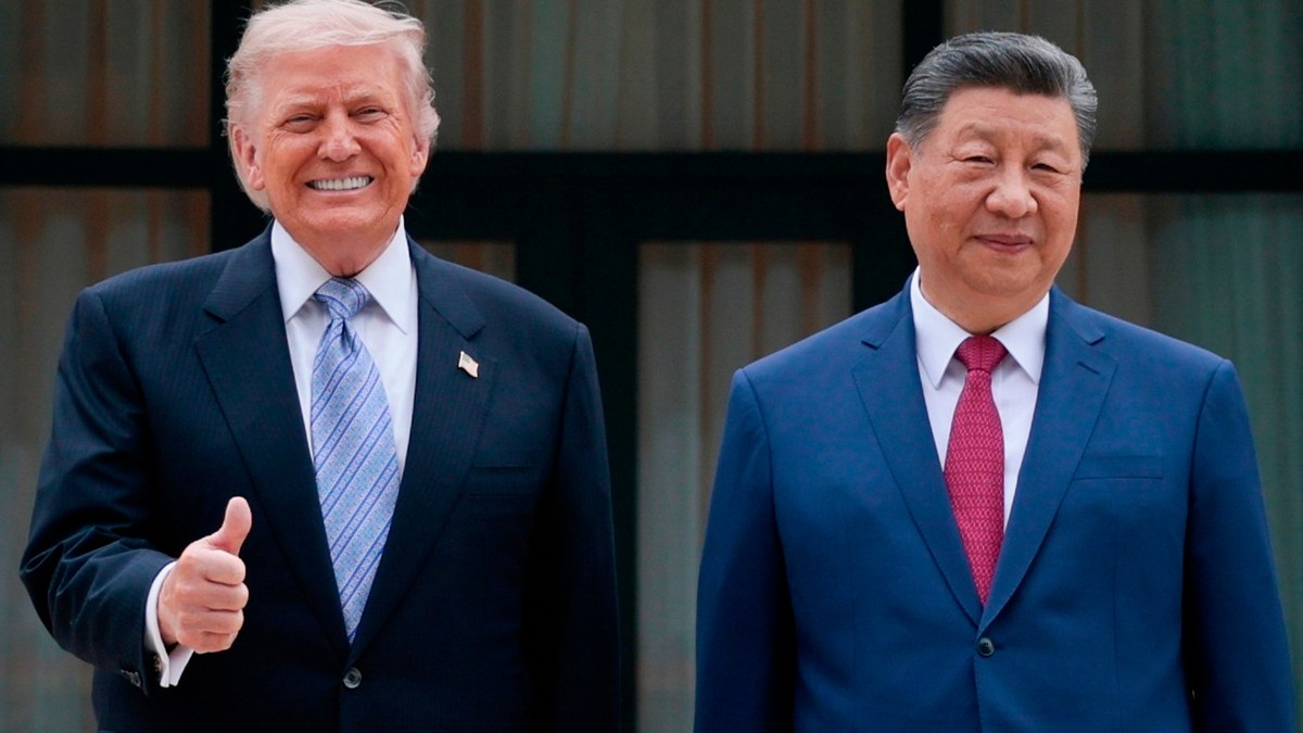 KEYPIX - U.S. President Donald Trump, left, poses for a picture with Chinese President Xi Jinping during a visit to the Zhongnanhai Garden in Beijing, Friday, May 15, 2026. (KEYSTONE/Evan Vucci/Pool P ...
