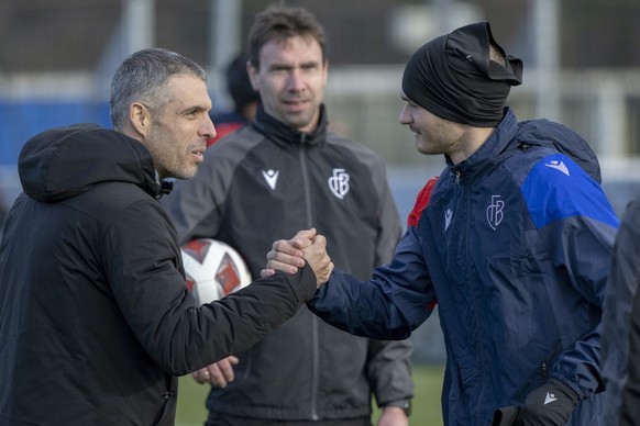 Basels Cheftrainer Fabio Celestini, links, begruesst Djordje Jovanovic zum Trainingsauftakt des FC Basel 1893 im neuen Jahr auf dem Campus in Basel, am Mittwoch, 3. Januar 2024. (KEYSTONE/Georgios Kef ...