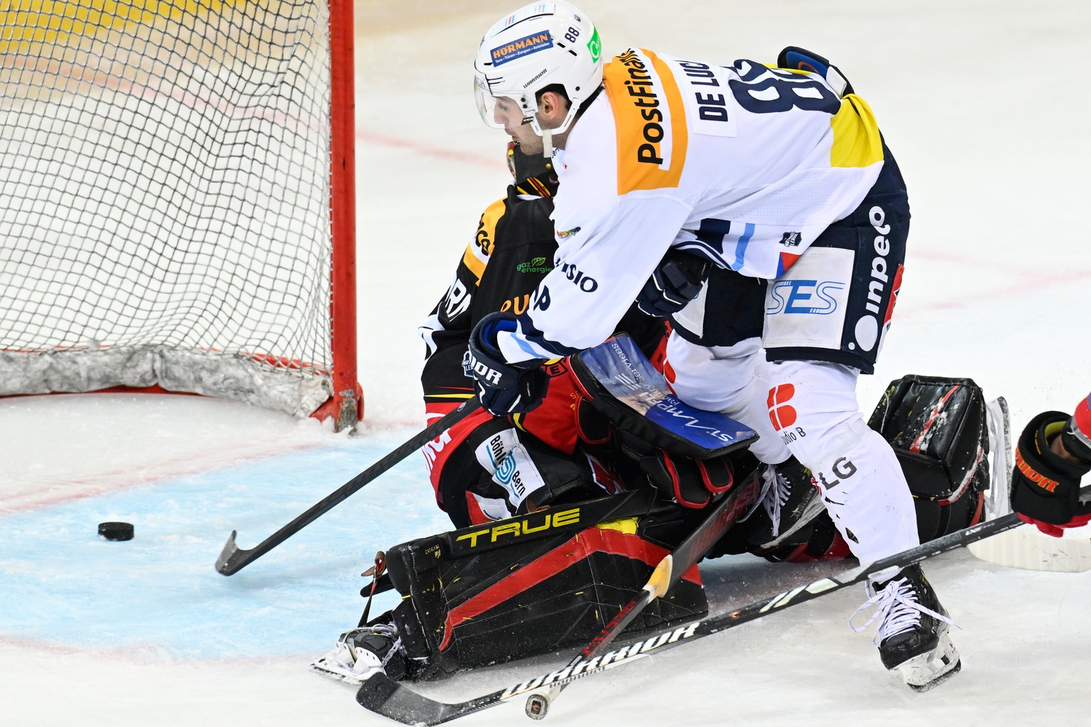 Berns Goalie Adam Reideborn geschlagen von Ambris Tommaso De Luca im Qualifikations - Spiel der National League zwischen dem SC Bern und dem HC Ambri-Piotta, am Samstag 17. Februar 2024, in der Postfi ...